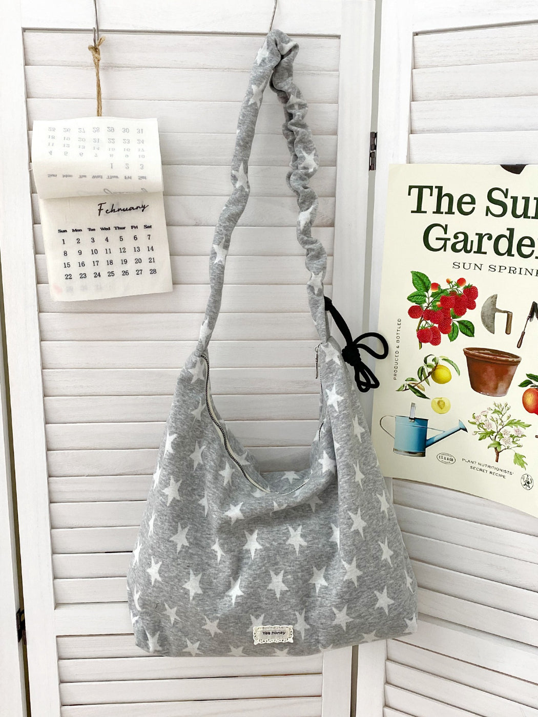Side view of Cosbai star print slouchy shoulder bag showing strap detail