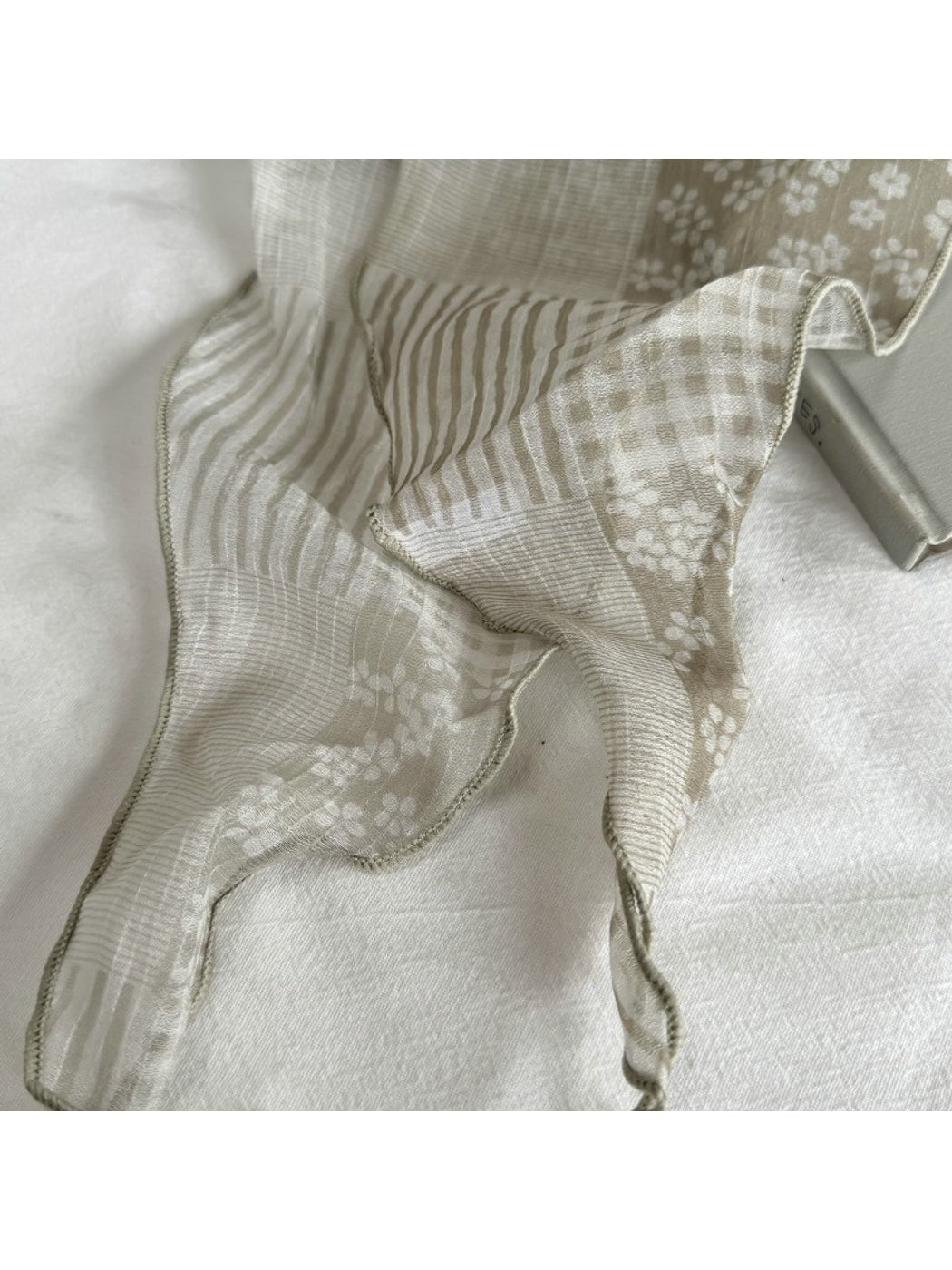 Scarvii - Simple Muted Printed Diamond-Shaped Scarf