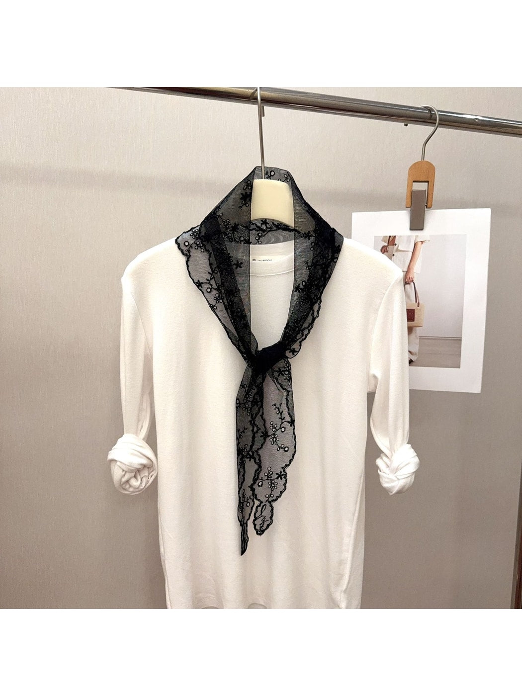 Scarvii - Floral Lace Decorative Diamond Shaped Scarf