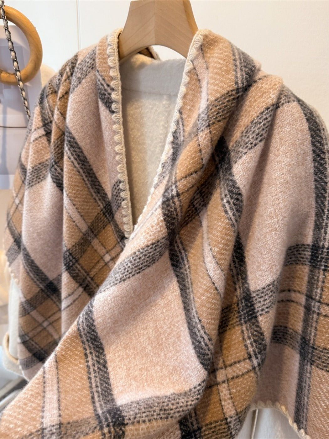 Scarvii - Classic Scarf with Plaid Pattern