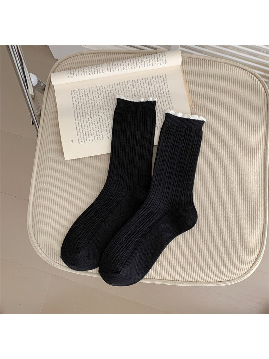 Rufia - Contrast Ruffle Trim Casual Crew Socks