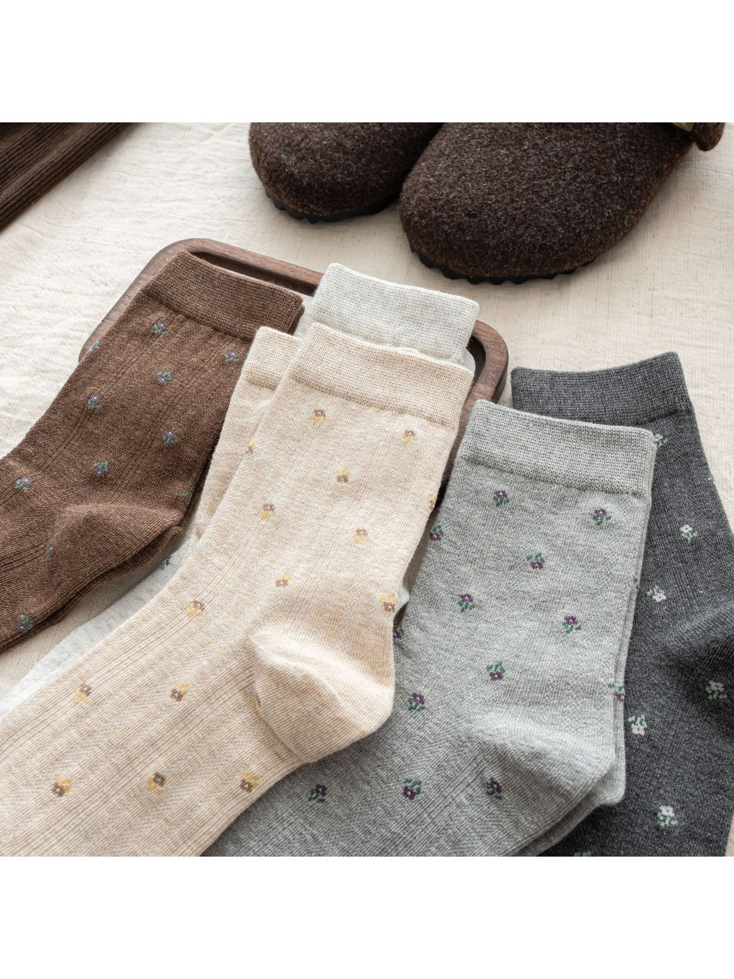 Rufia – Elegant Heart Detail Mid-Calf Socks