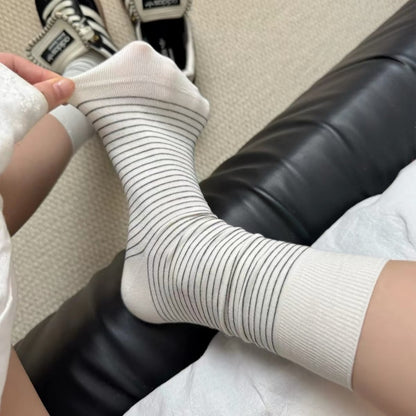 这复古细条纹袜袜真的好适合秋冬~满满的复古慵懒感觉~袜子女中筒