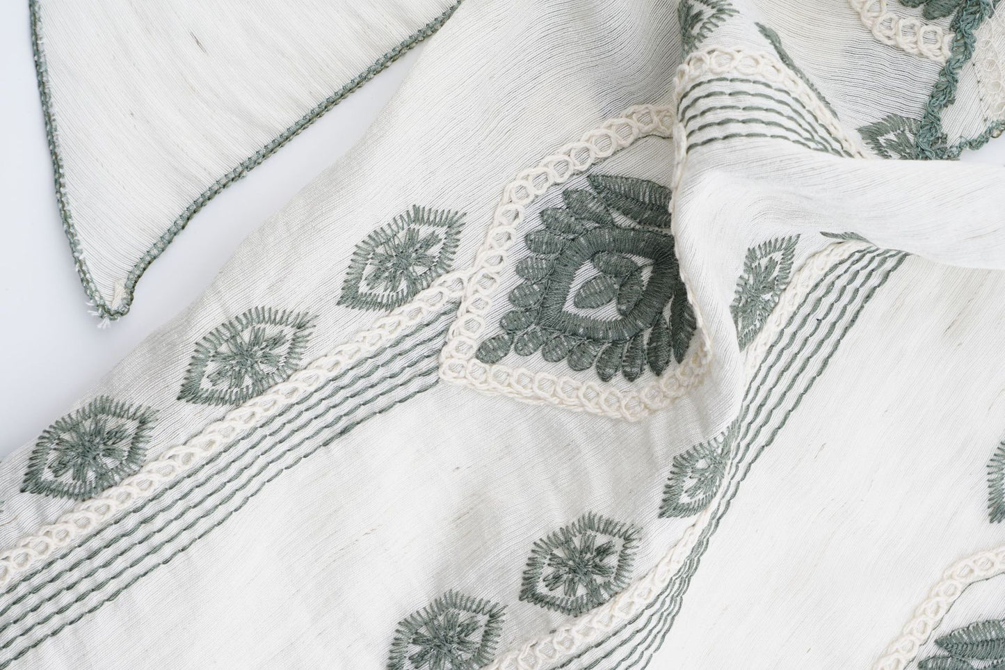 Scarvii - Embroidered Folk Pattern Headscarf