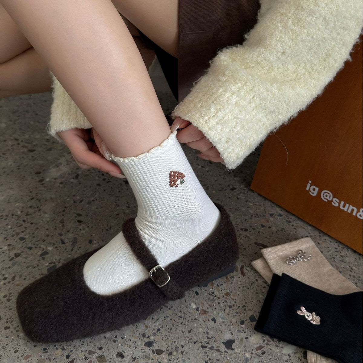 秋冬季棉袜子女中筒袜卡通刺绣花边袜可爱猫猫图案灰色运动袜女袜