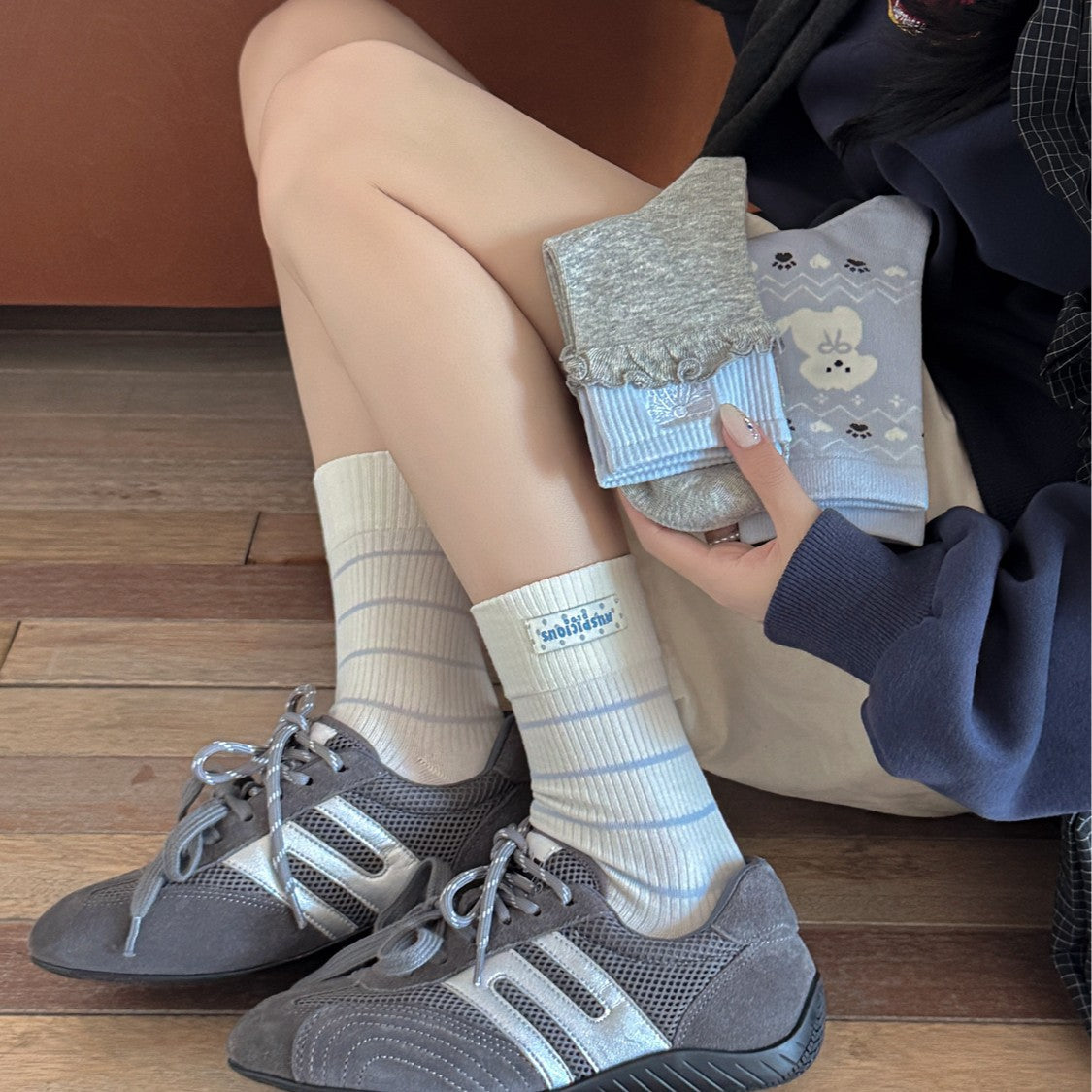早秋灰色袜子女中筒袜夏季ins百搭可爱日系韩版学生卡通花边刺绣
