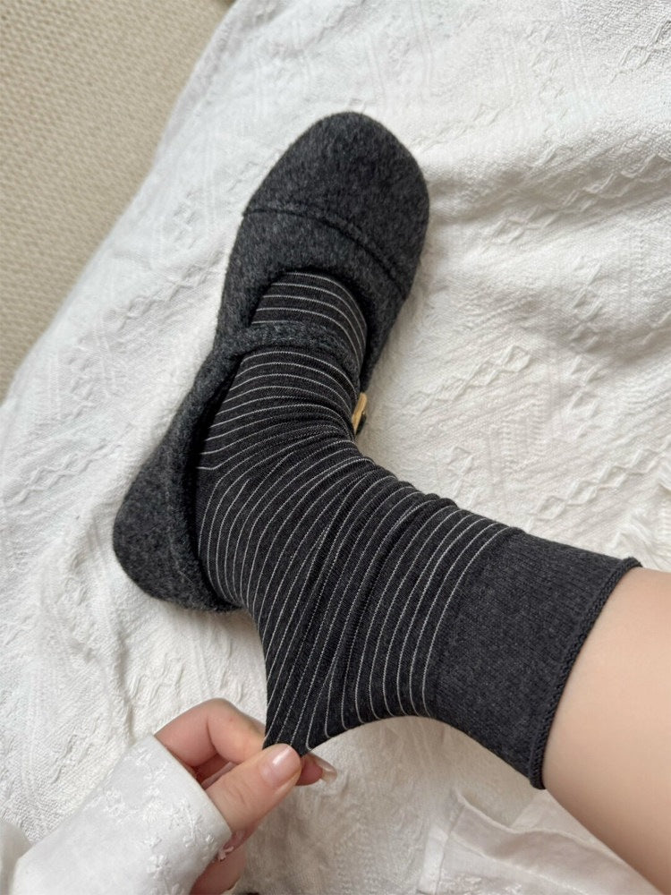 这复古细条纹袜袜真的好适合秋冬~满满的复古慵懒感觉~袜子女中筒