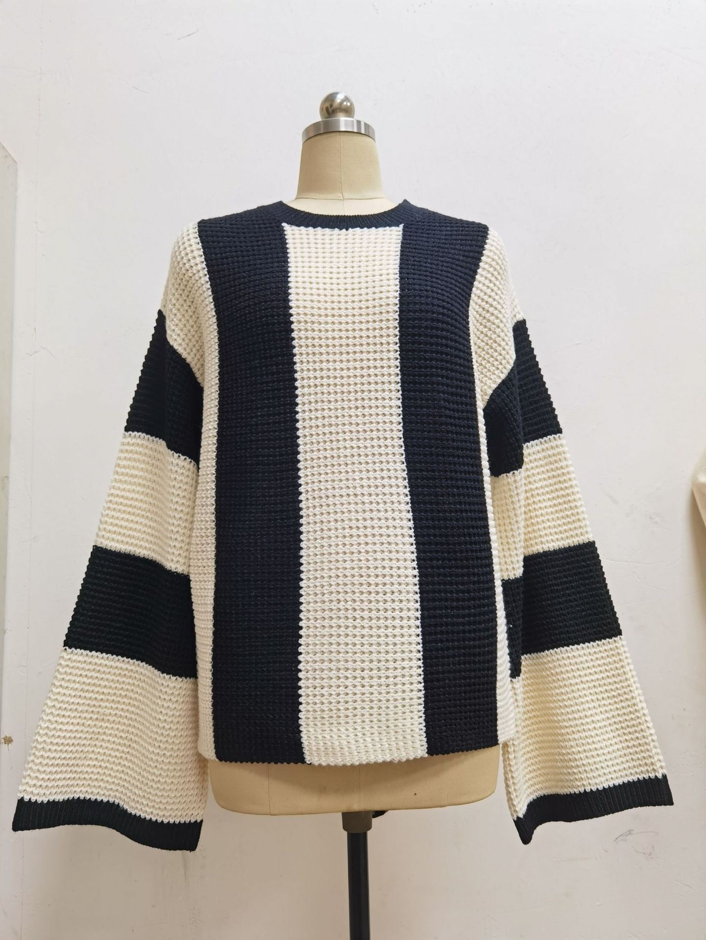 Crosa - Round Neck Color-Block Knit Sweater