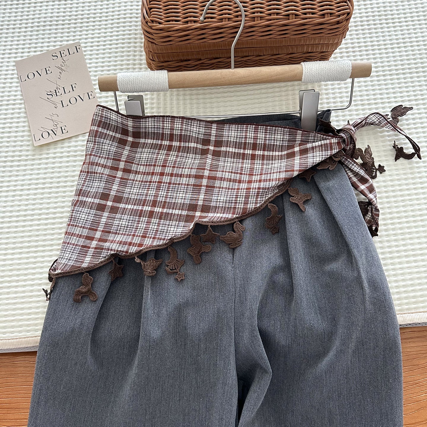 格子系列三角丝巾女挂坠叠穿外穿屁帘裤裙半身裙护颈围脖子薄围巾
