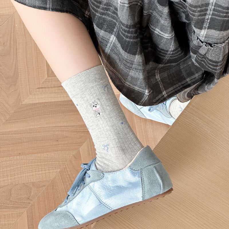 诸暨袜子批发 可爱卡通刺绣中筒袜子女 棉质百搭学院风女袜批发
