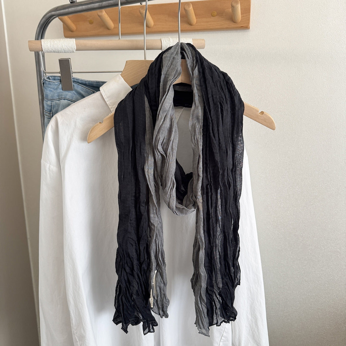 Product image for Scarvii - Color Block Long Scarf Scarf (Black / Gray)