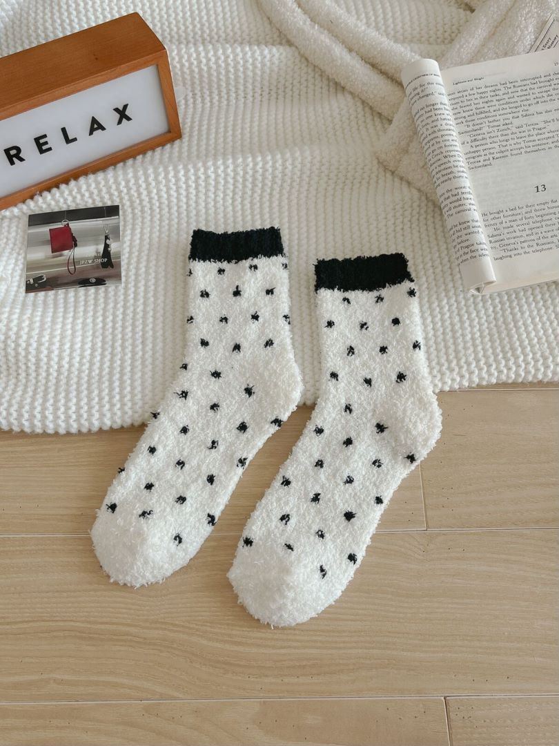 秋冬日系加厚珊瑚绒波点袜子女睡眠袜不掉毛中筒袜地板袜跨境批发