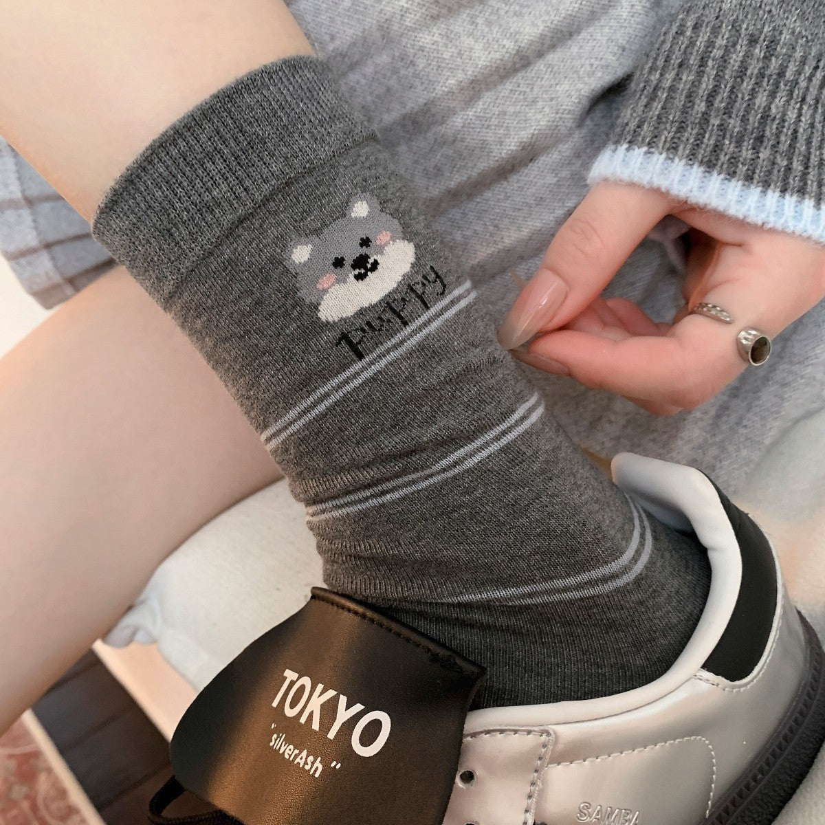 小狗刺绣灰蓝系袜子女中筒袜ins百搭棉袜无骨日系卡通可爱堆堆袜