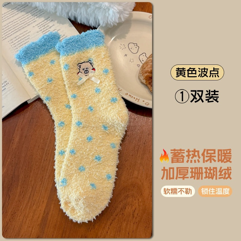 秋冬新款波点珊瑚绒袜子女加厚保暖卡通刺绣小熊袜睡觉穿毛毛袜子