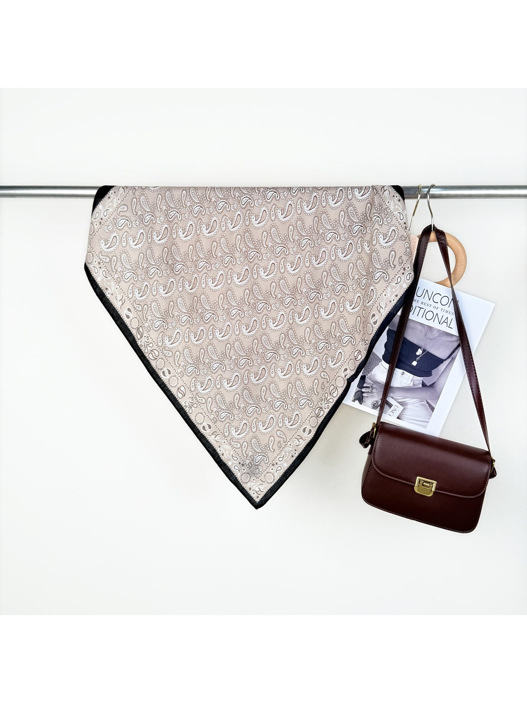 Scarvii - Classic Paisley Print Colorblock Square Scarf