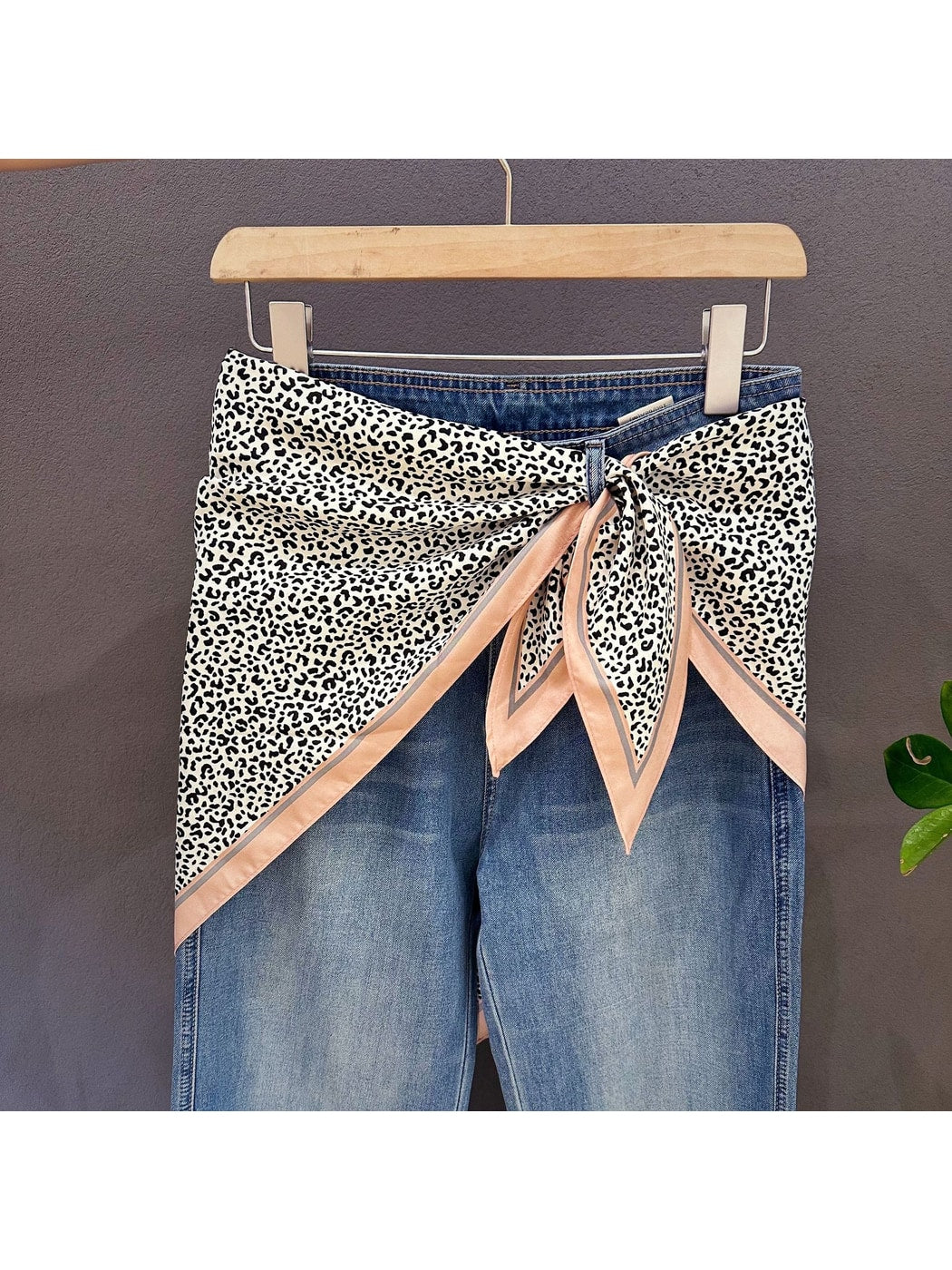 Scarvii - Leopard Print Contrast Border Triangle Bandana