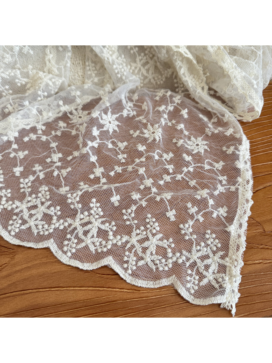 Scarvii - Floral Lace Scalloped Edge Scarf