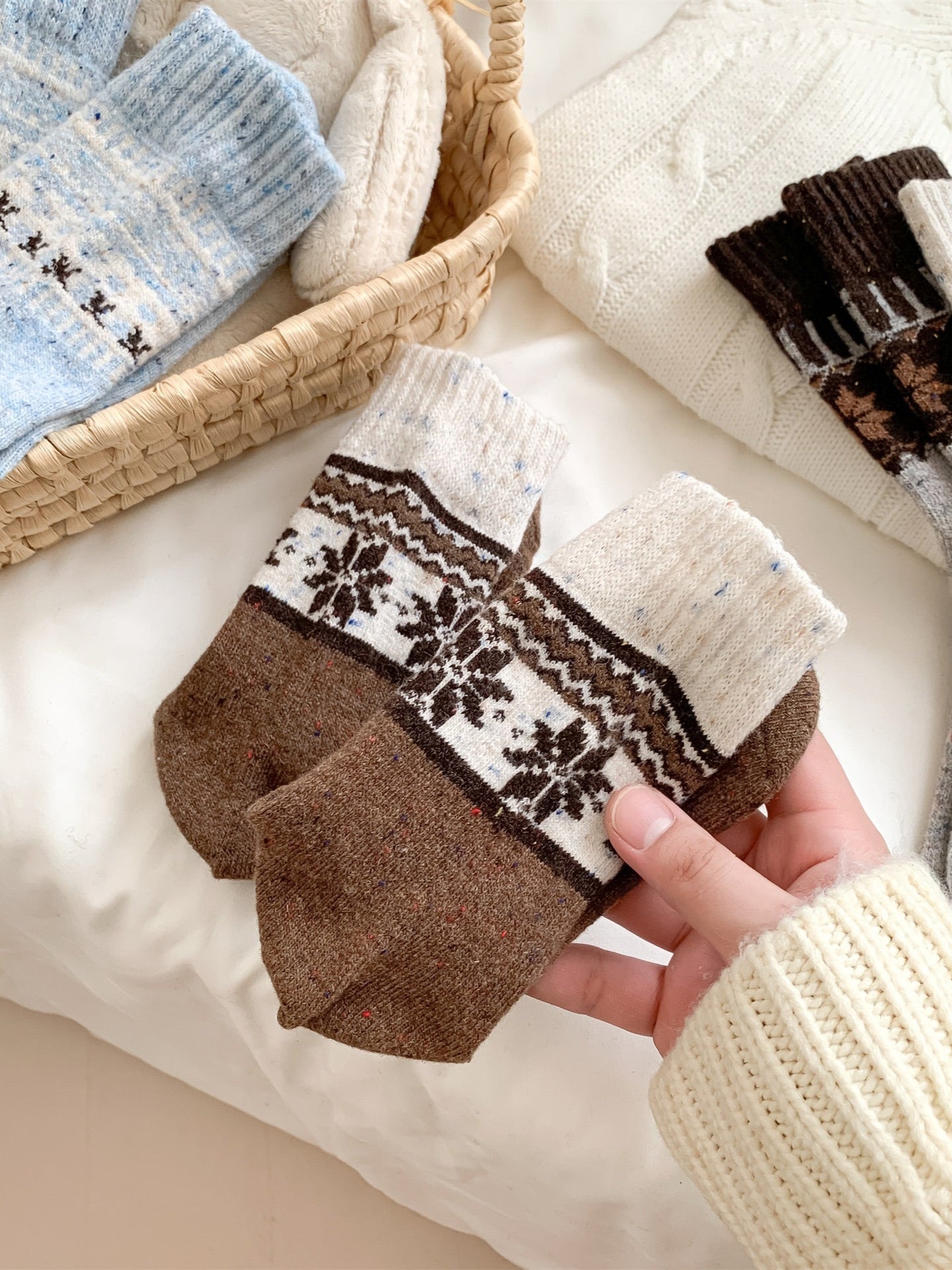 Rufia – Retro Mid-Calf Socks with Snowflake Pattern
