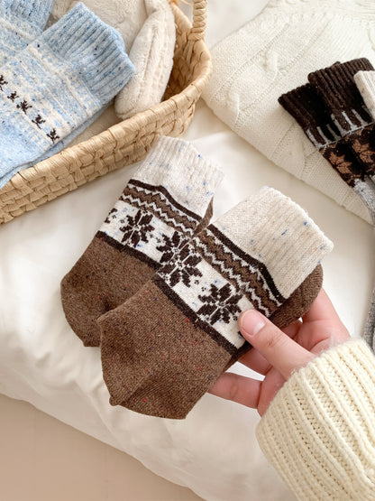 Rufia – Retro Mid-Calf Socks with Snowflake Pattern