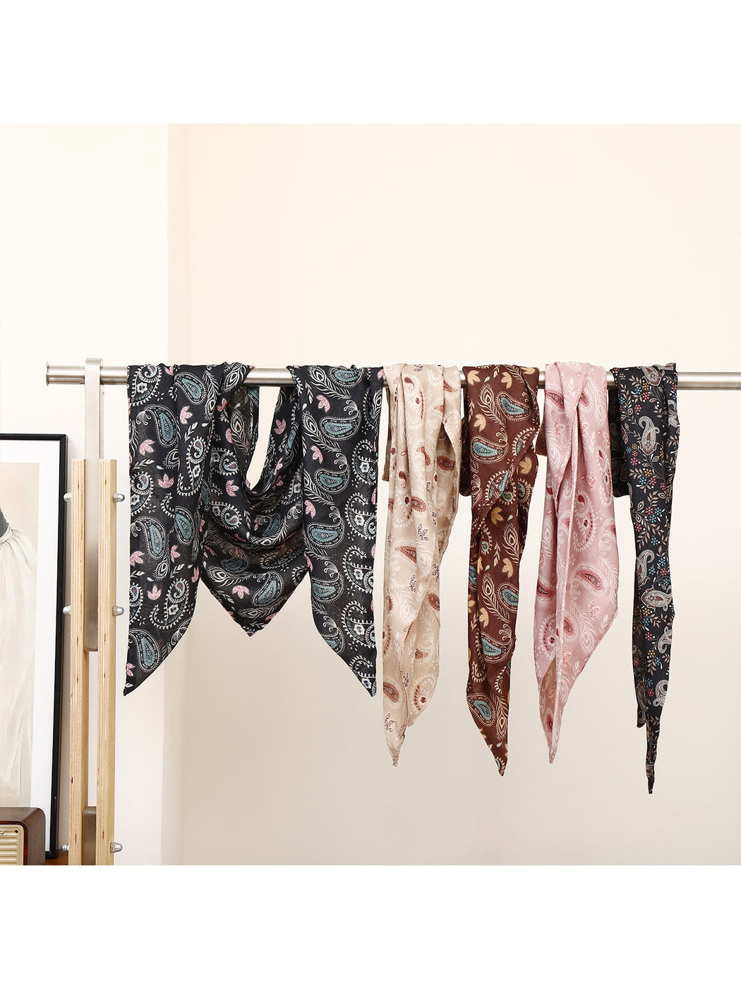 Scarvii - Retro Paisley Waist Styling Triangle Scarf