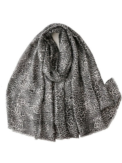 Scarvii - Classic Winter Scarf with Leopard Print