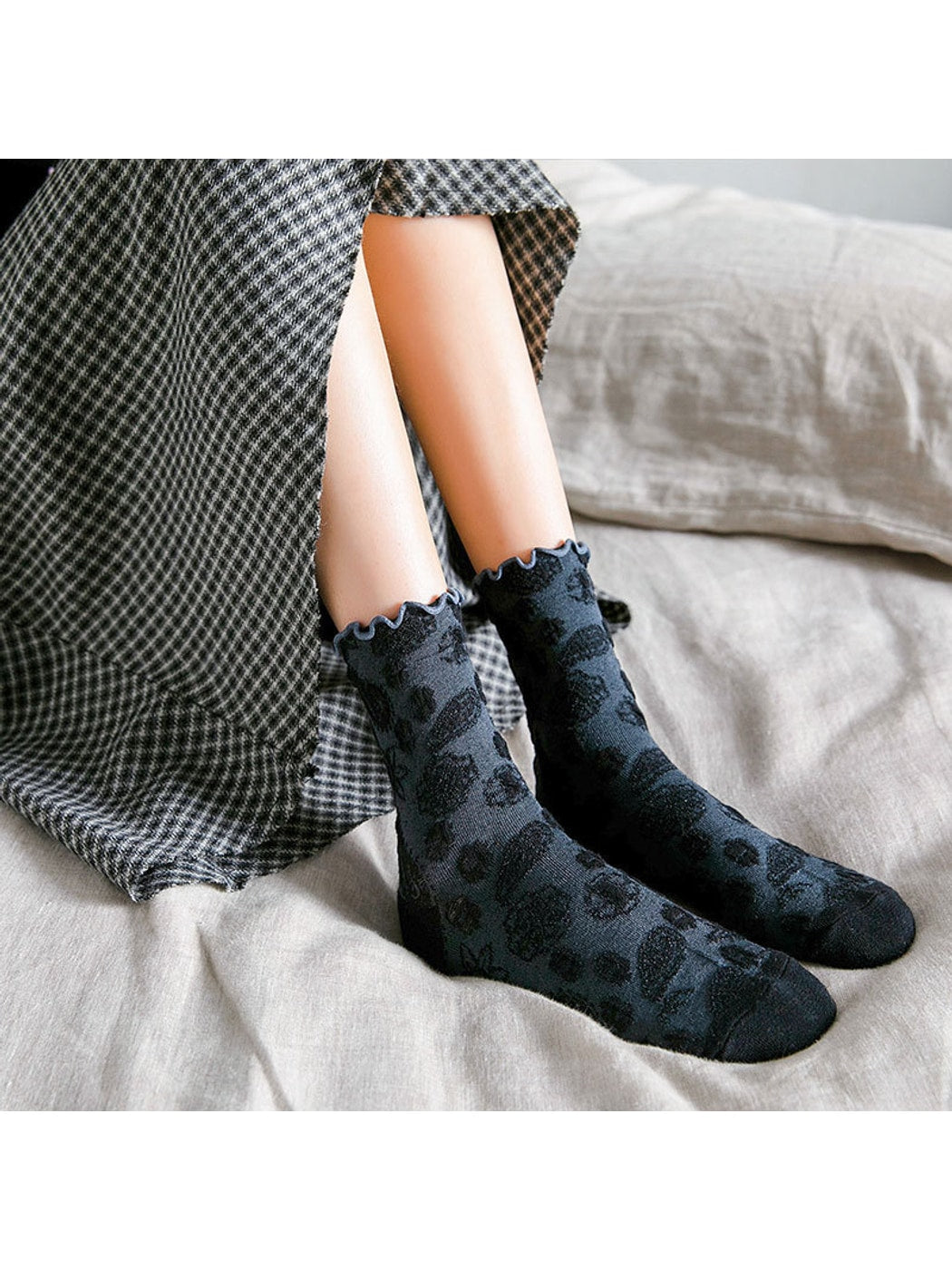 Rufia - Scalloped Trim Floral Pattern Crew Socks