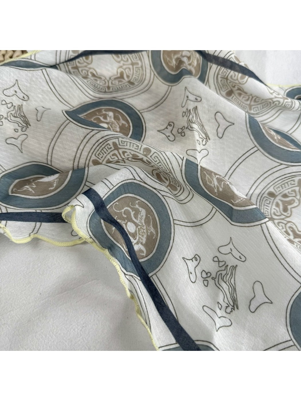 Scarvii - Vintage Print Detail Triangle Bandana