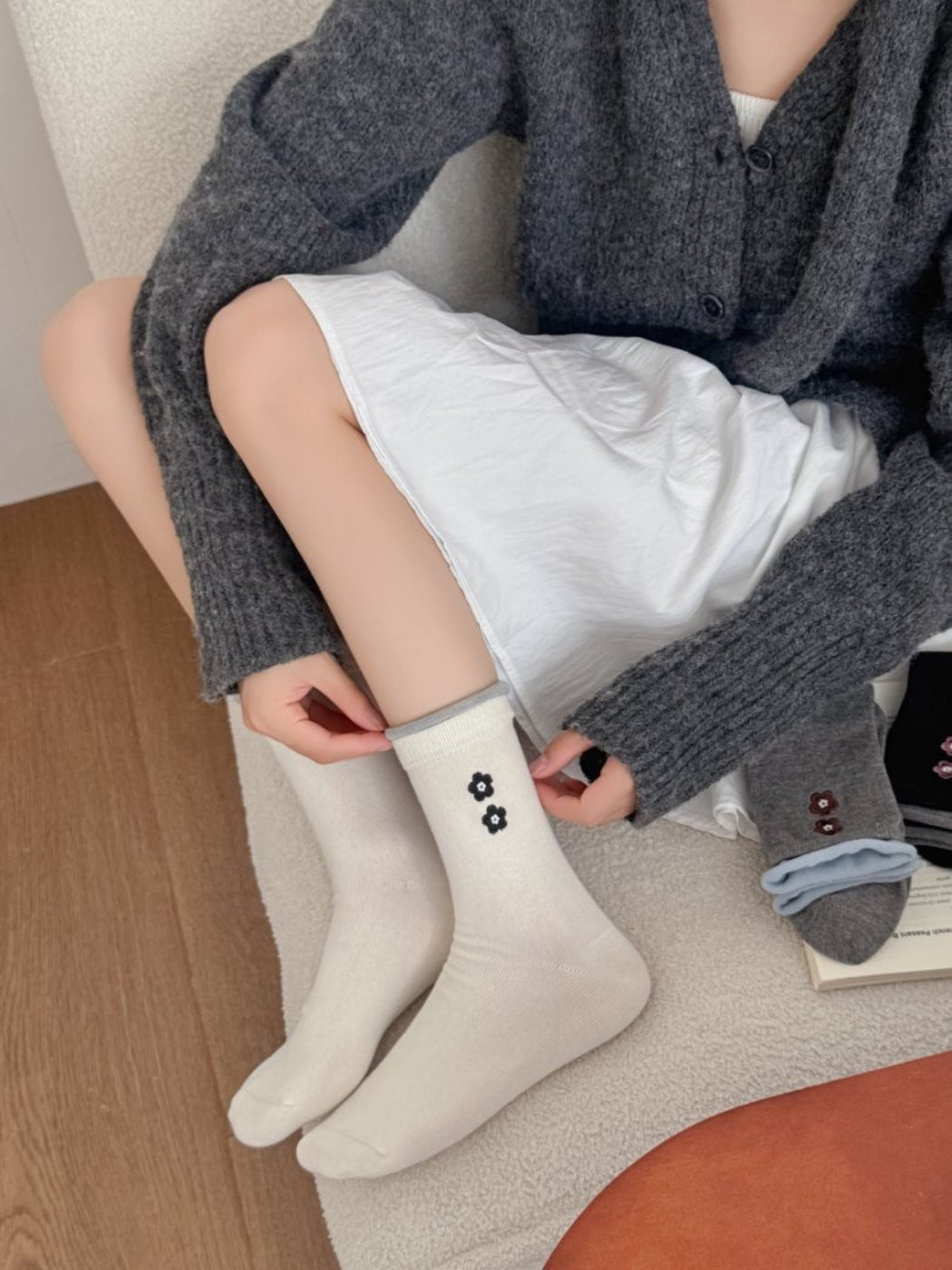Rufia - Soft Tone Flower Accent Crew Socks product image 9