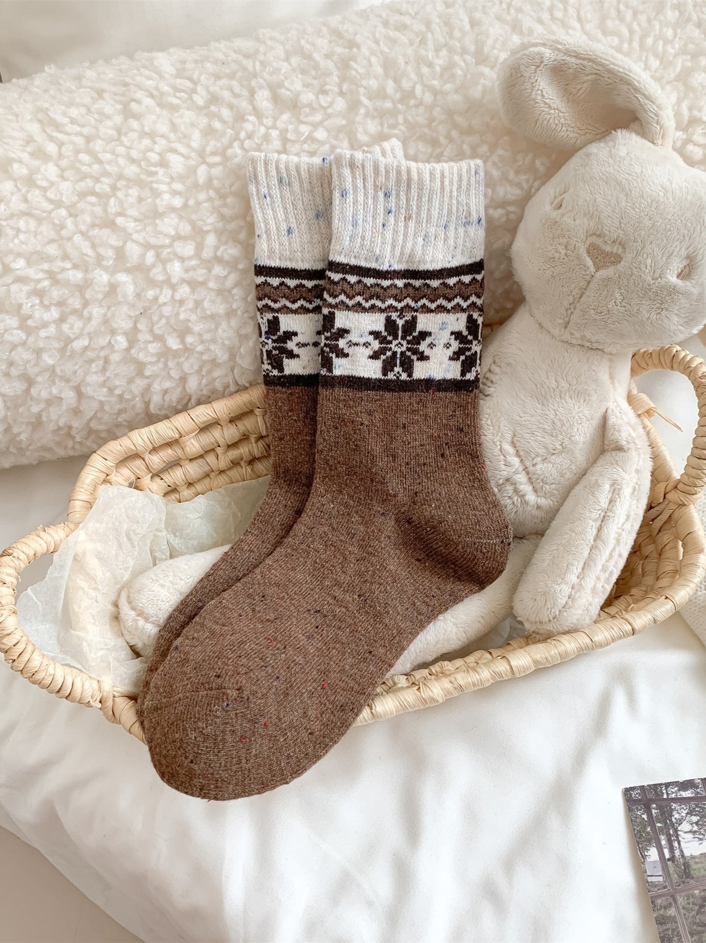 Rufia – Retro Mid-Calf Socks with Snowflake Pattern