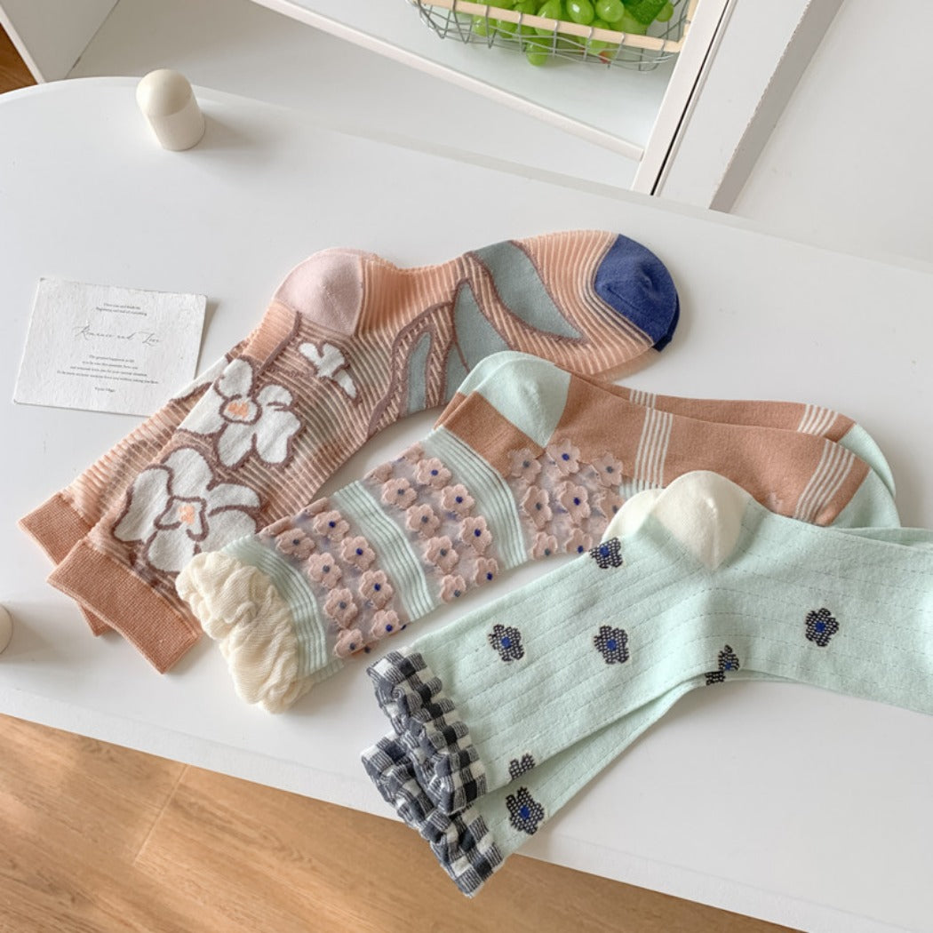 Rufia - Lace Flower Color-block Crew Socks - Sweet & Retro
