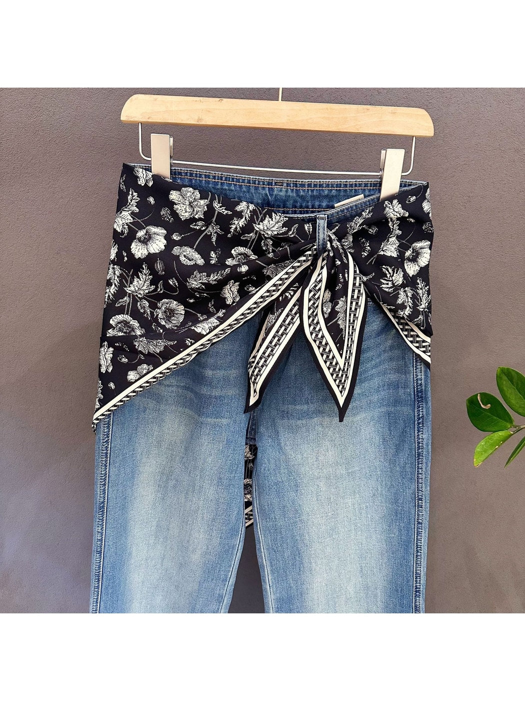 Scarvii - Elegant Woven Frame Border Triangle Bandana