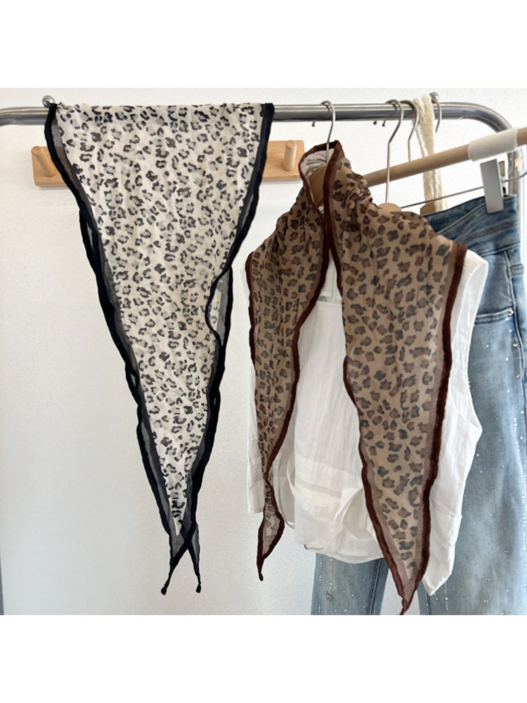Scarvii - Retro Leopard Print Diamond Shaped Scarf