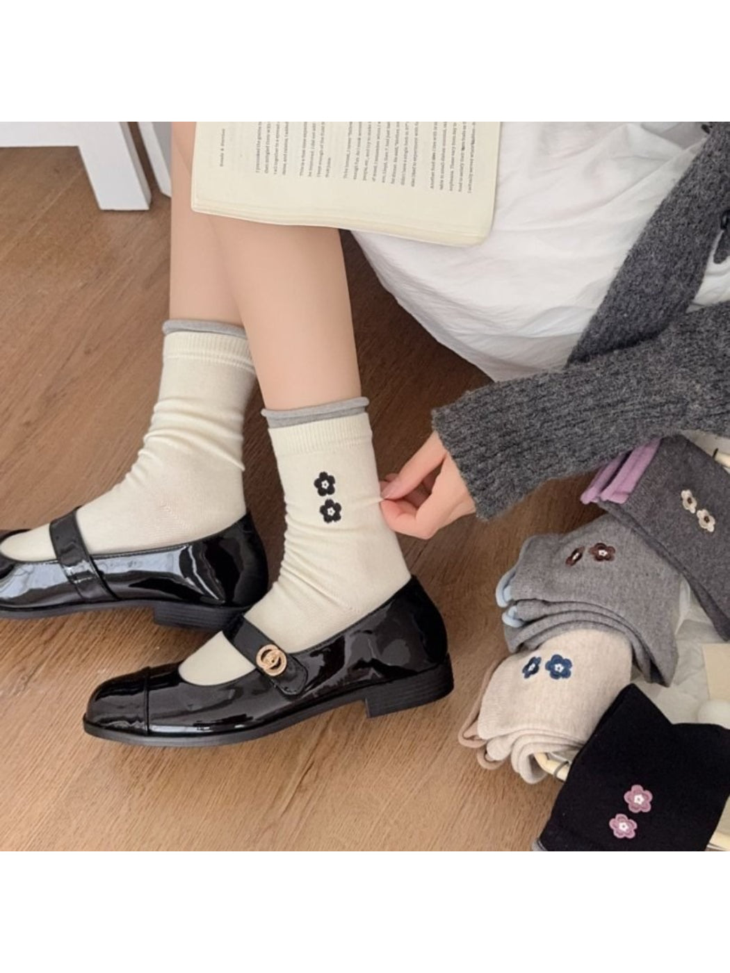 Rufia - Soft Tone Flower Accent Crew Socks product image 2