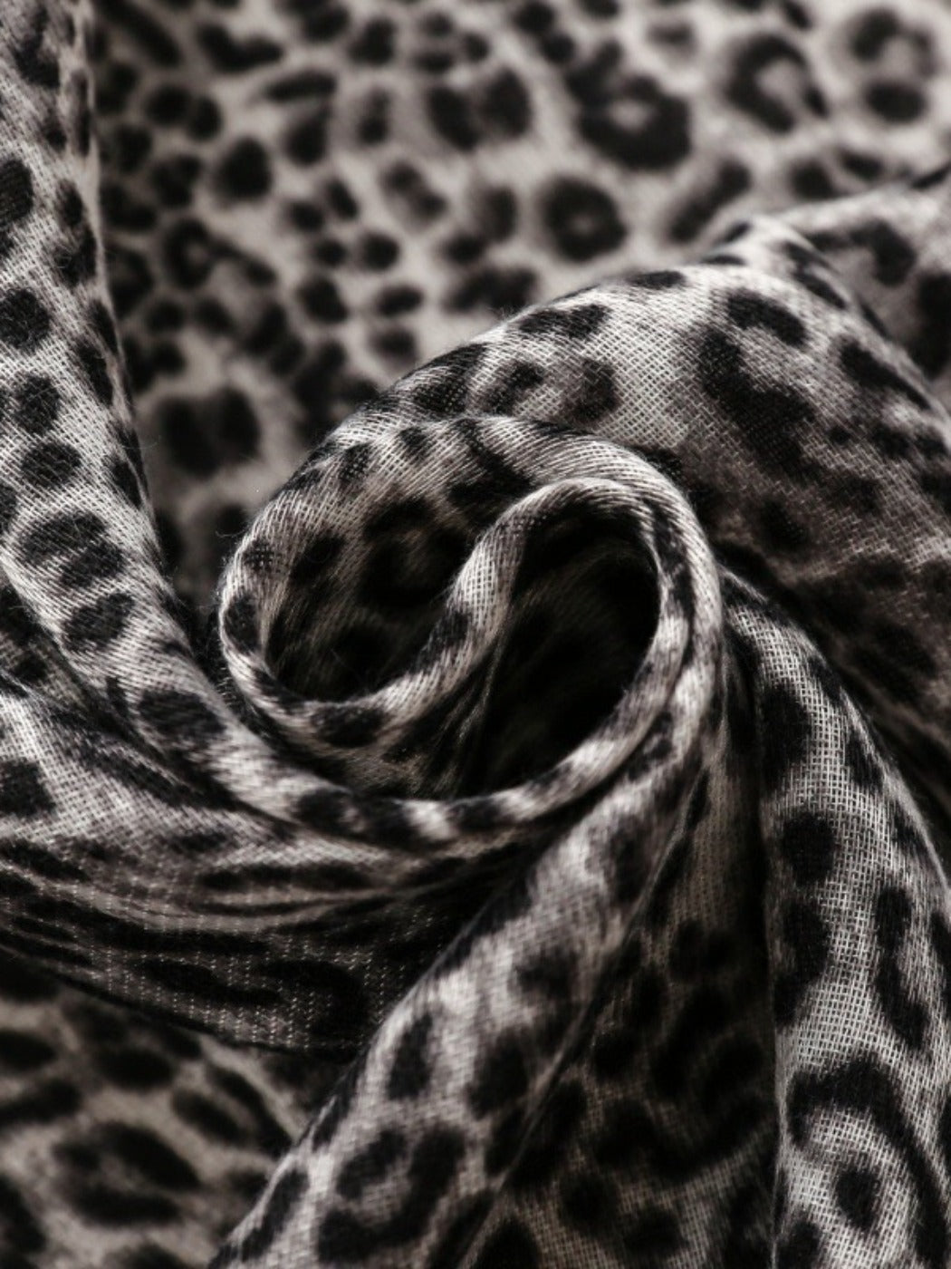Scarvii - Classic Winter Scarf with Leopard Print