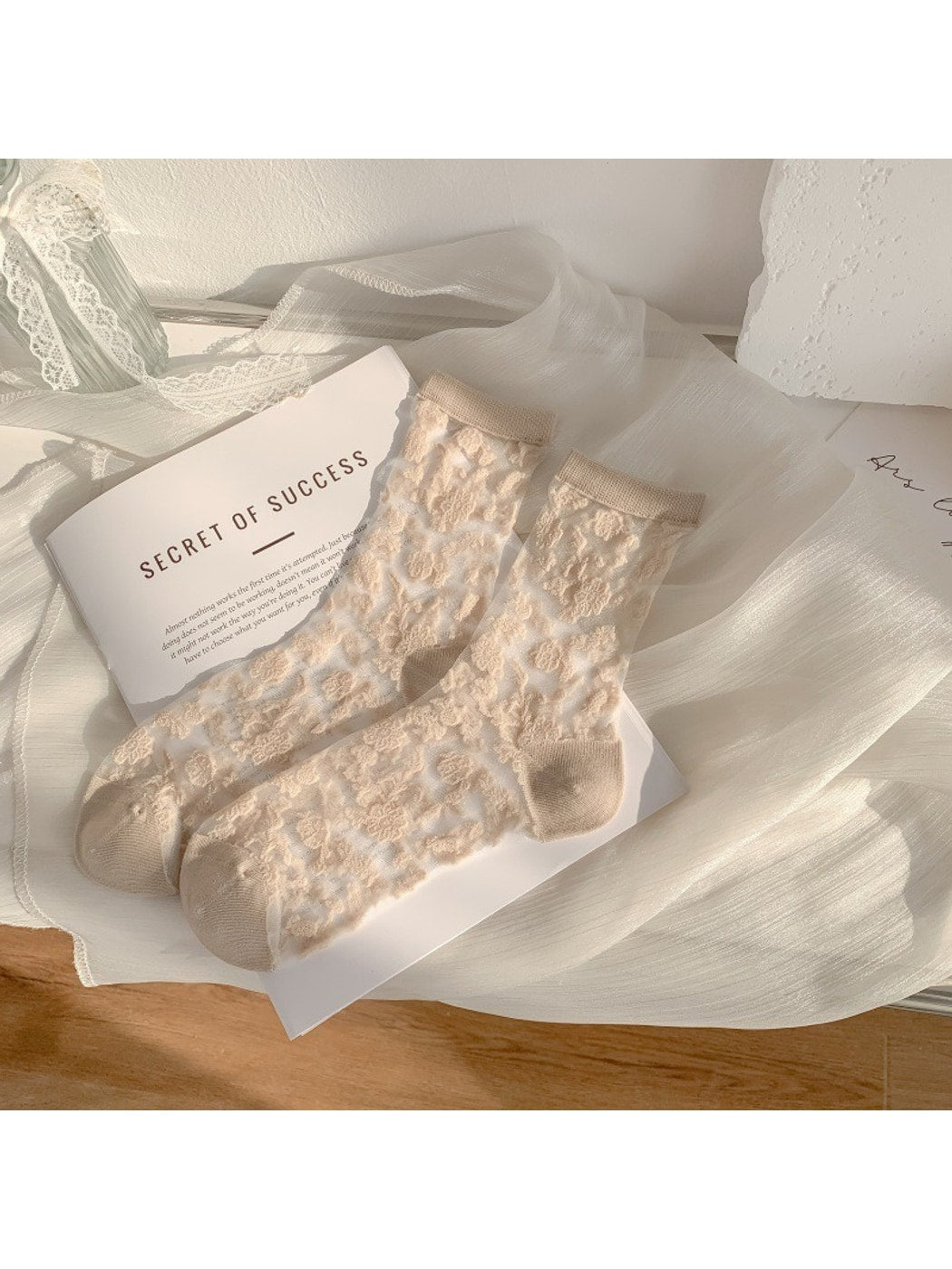Rufia - Retro Floral Embossing Sheer Crew Socks