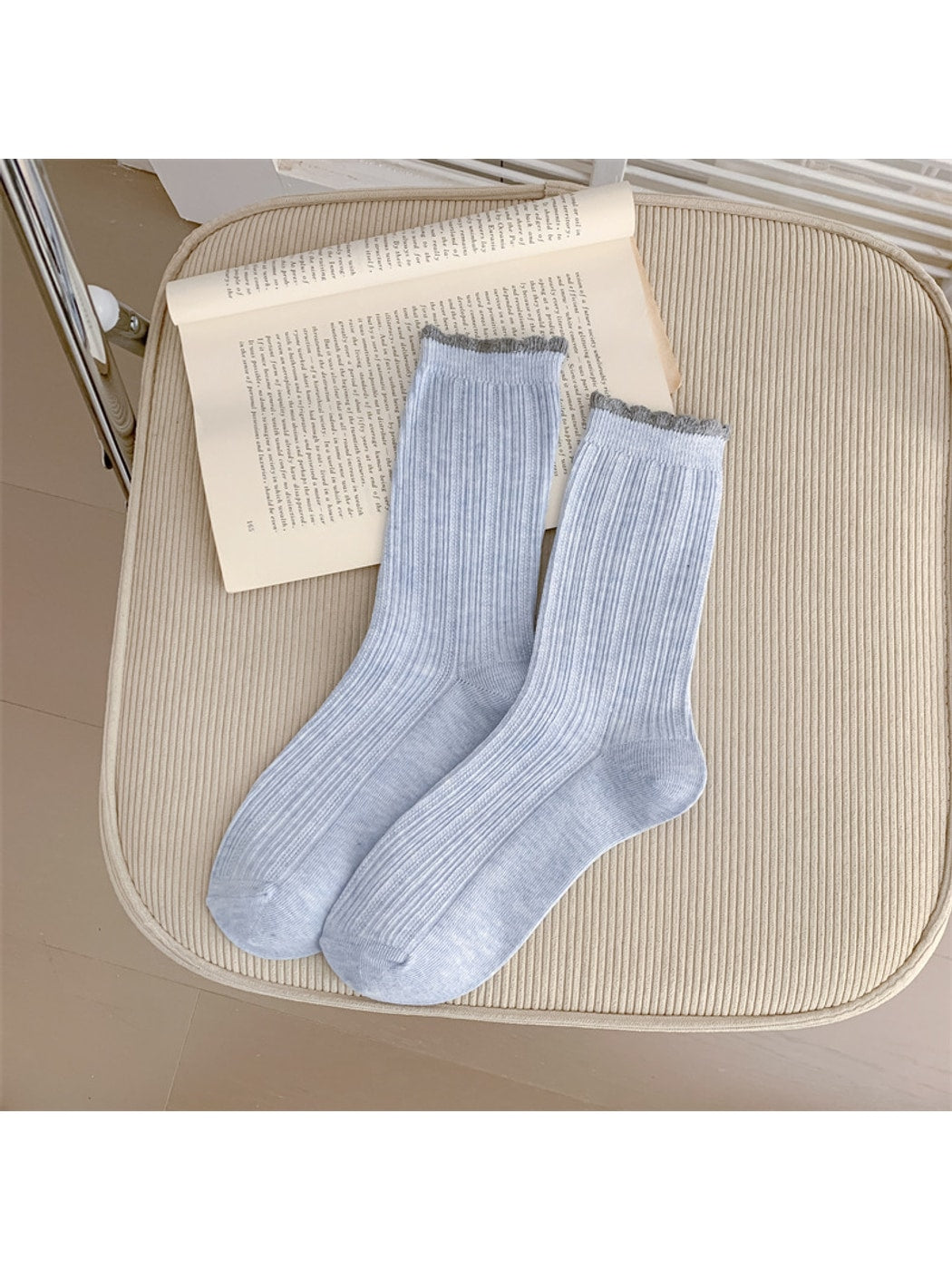 Rufia - Contrast Ruffle Trim Casual Crew Socks