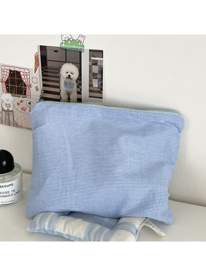 Close-up of the Cosbai makeup pouch and fabric texture