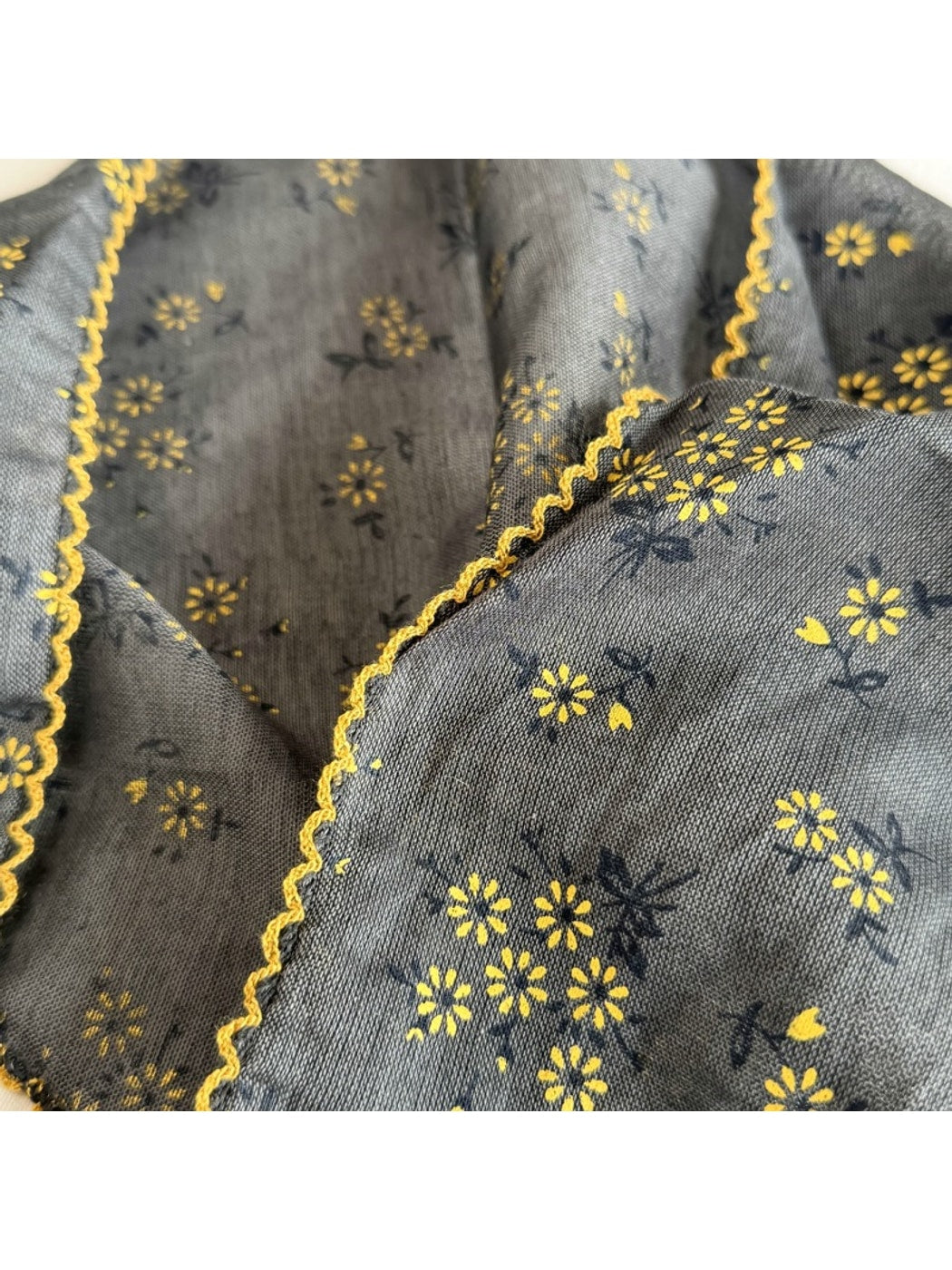 Scarvii - Vintage Floral Triangle Bandana