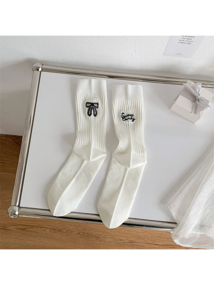 Rufia ribbed socks in light beige color with decorative bow stitch