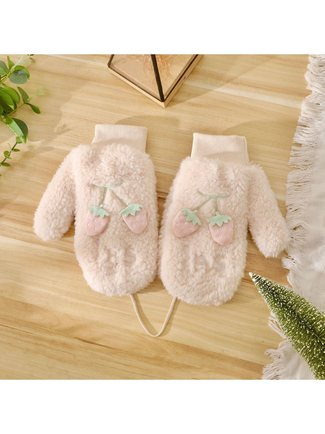 Gloving - Soft Plush Strawberry Detail Winter Mittens