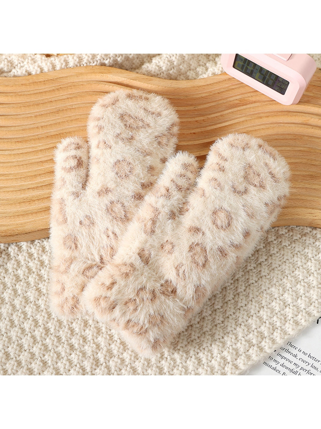 Gloving - Women's Fuzzy Leopard Print Mittens