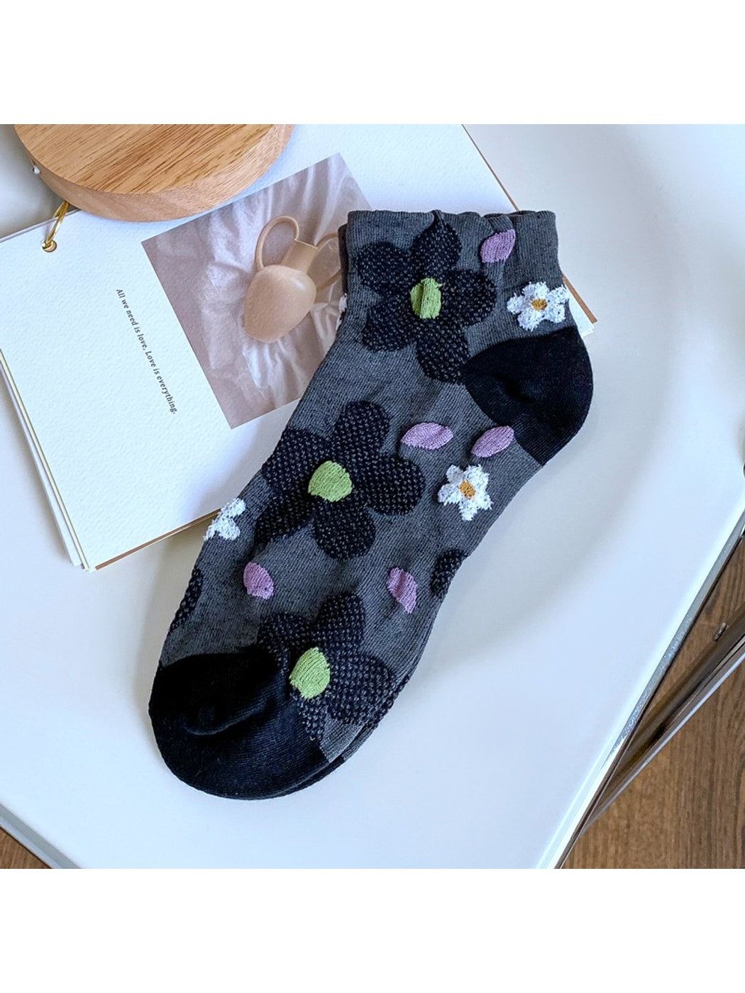 Rufia - Playful Flower Motif Casual Ankle Socks