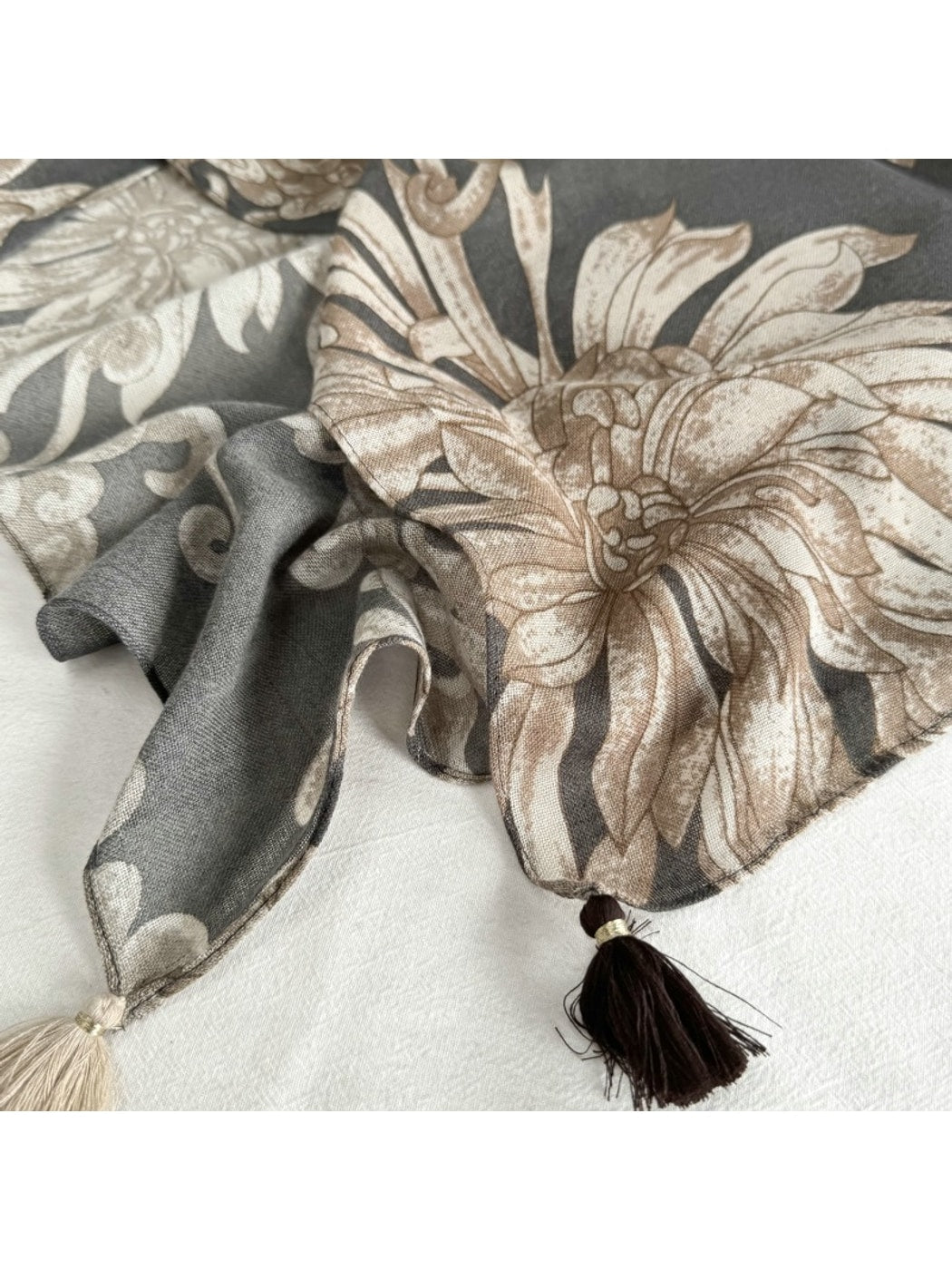 Scarvii - Printed Simple Style Square Neck Scarf