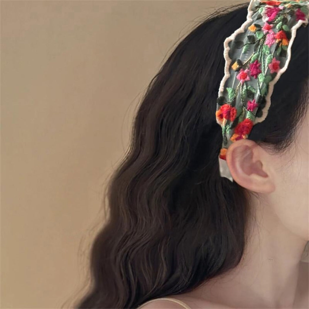 Haila - Classic Vintage Floral Headband – Black & Beige