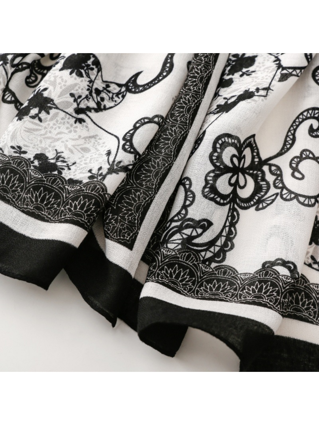 Close-up of the scarf's ornamental border, white stripe and black outer edge