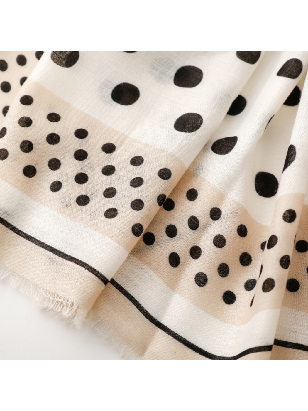 Close-up of the scarf border, thin black stripe and fringed edge