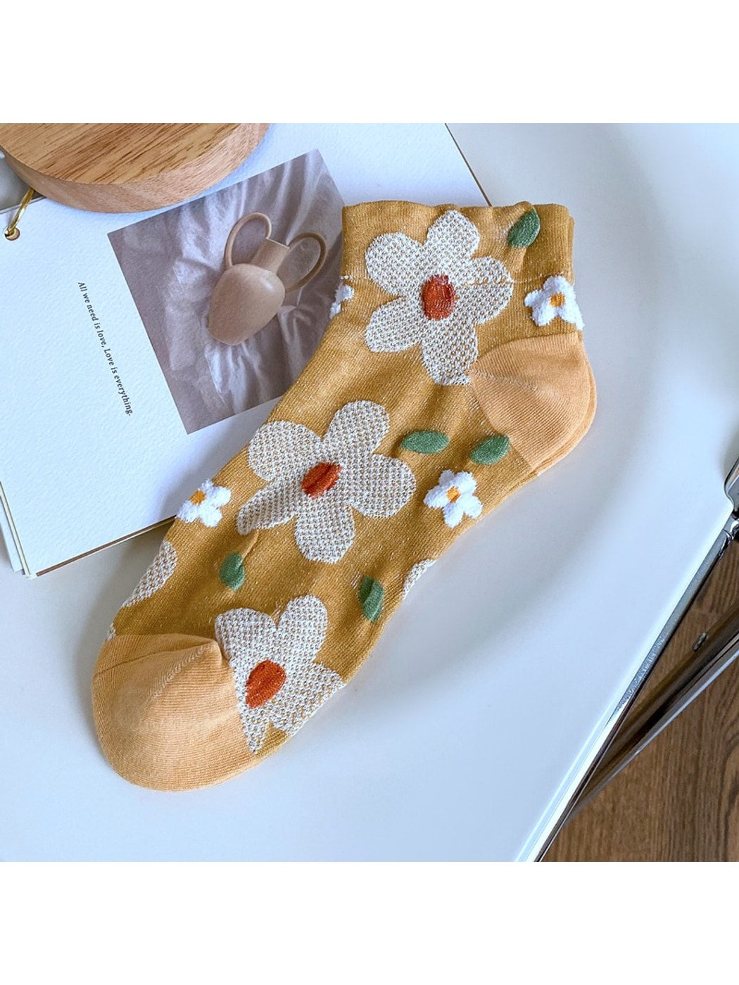Rufia - Playful Flower Motif Casual Ankle Socks