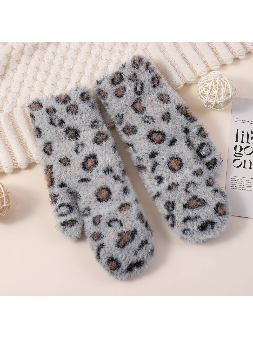 Gloving - Plush Leopard Print Mittens