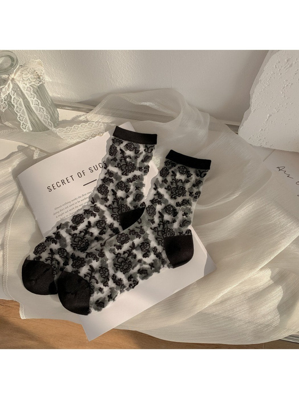 Rufia - Retro Floral Embossing Sheer Crew Socks