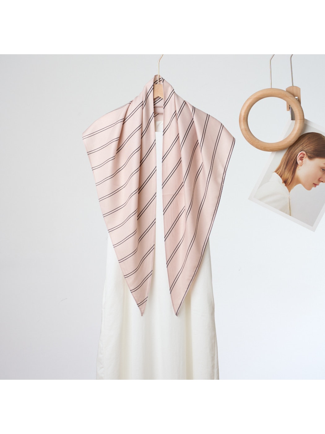 Scarvii - Minimalist Printed Linear Triangle Bandana